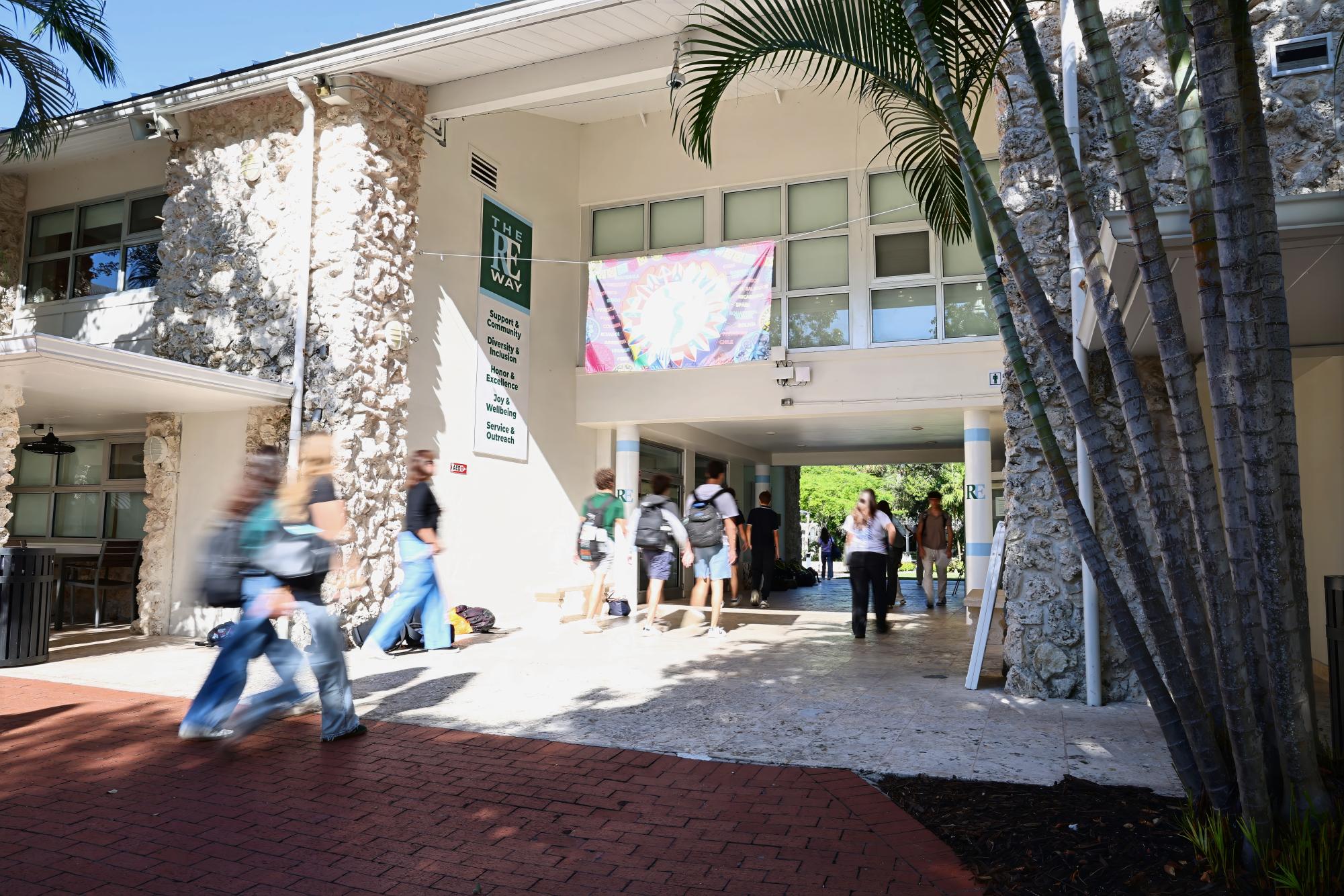 Students making their way to class during the new 10-minute passing time. 