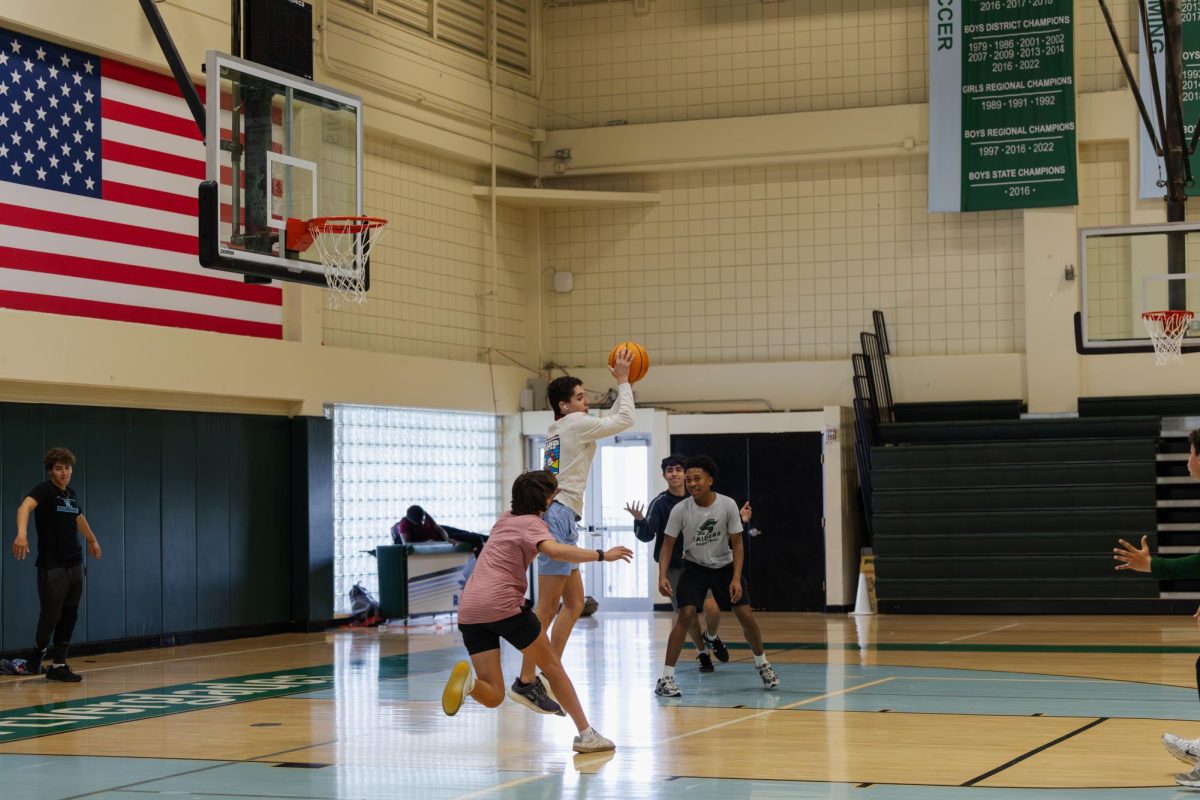 Aleko Katsoufis '28 sets up a pass in an impromptu game